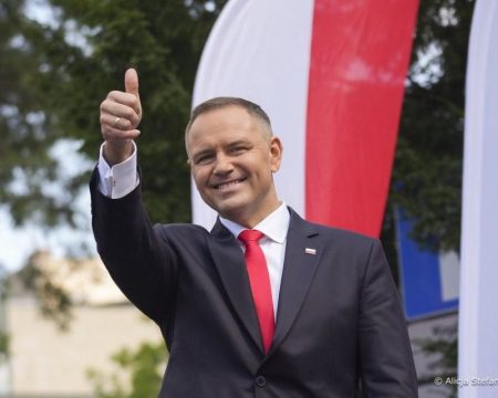 Prezydent Karol Nawrocki z gestem symbolizującym akceptację (Alicja Stefaniuk KPRP)