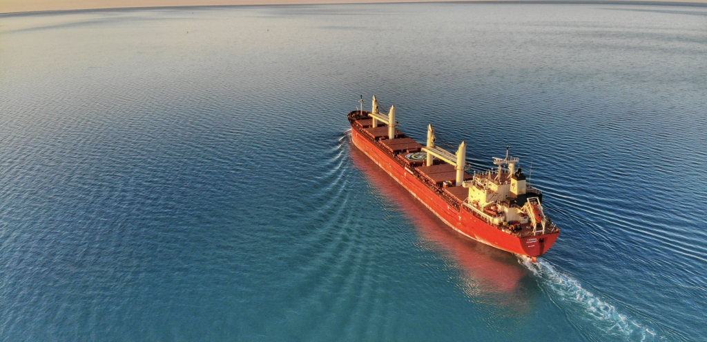 Statek transportowy (Photo by Chris Pagan on Unsplash)